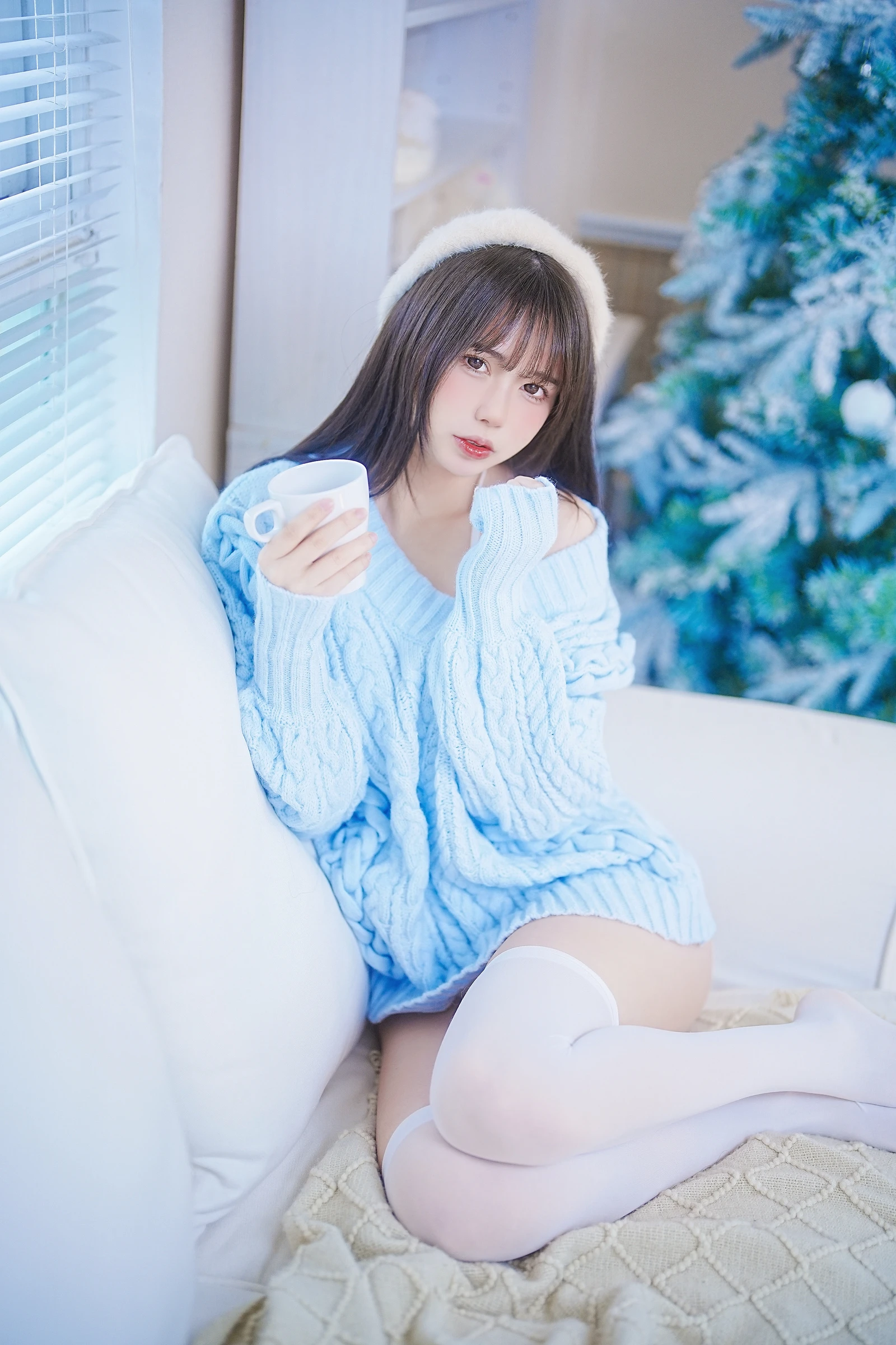蓝色秋冬毛衣少女-COS世界