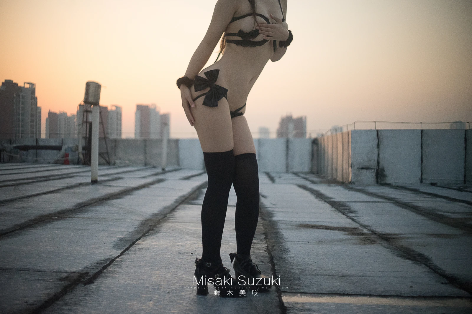 图片[5]-铃木美咲(Misaki Suzuki) 被恶魔吸引露出晨光下天台突然降临的诱惑少女-COS世界
